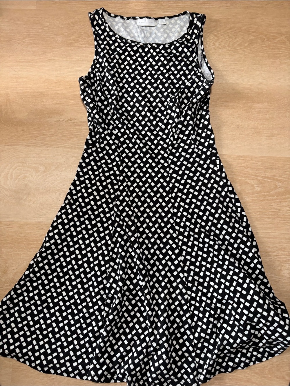New York & Company Black and White Sleeveless Midi Dress